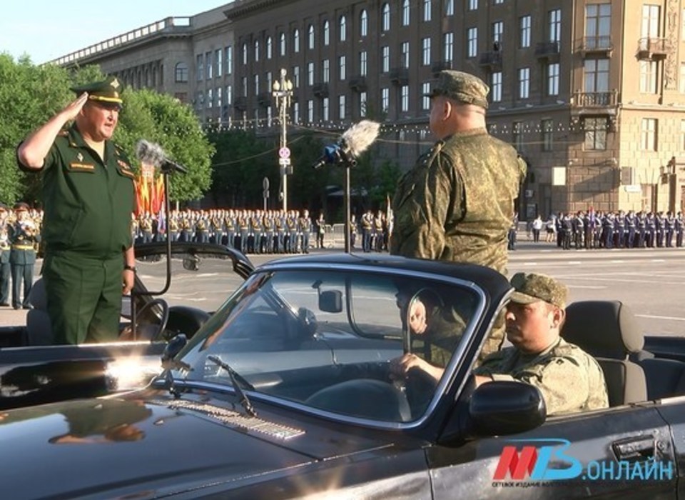 В центре Волгограда проходят репетиции парада Победы